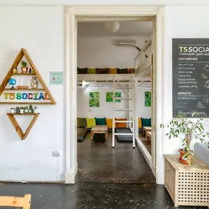  Hostel T5 Social